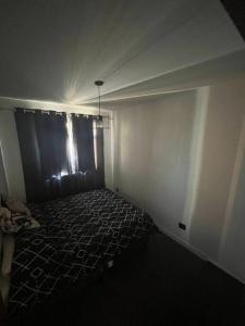 Quarto e sala São Mateus.