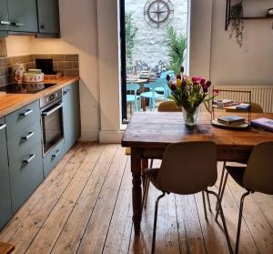 Mermaid Cottage Teignmouth by the beach SLEEPS 7