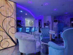 Sheryll Escapes - Kandi Modern 1BR with king bed fast Wi-Fi & housekeeping