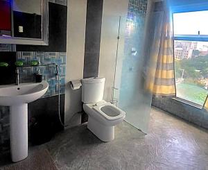 Sheryll Escapes - Kandi Modern 1BR with king bed fast Wi-Fi & housekeeping
