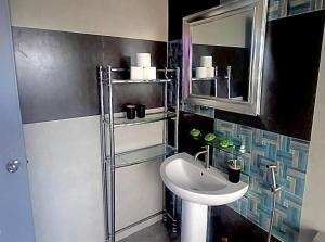 Sheryll Escapes - Kandi Modern 1BR with king bed fast Wi-Fi & housekeeping