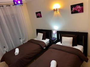 Magnifique Appartement spacieux confort propre familial 2 chambres salon et salle a manger a 20mn a pied de place jemaa el fina 4 piscines dans espace de Golf a 12 mn en voitures l entree est gratuit pour la clientele ouvert entre 10h et 20h