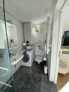 Maisons de vacances The Little Oak - tiny house with bed on mezzanine & terrace - from 1 to 4 p Disney, Paris & CDG : photos des chambres