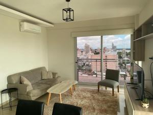 DEPARTAMENTO CENTRICO DE LUJO CON PISCINA Y COCHERA