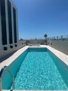 DEPARTAMENTO CENTRICO DE LUJO CON PISCINA Y COCHERA