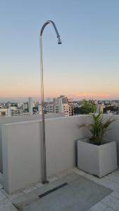 DEPARTAMENTO CENTRICO DE LUJO CON PISCINA Y COCHERA