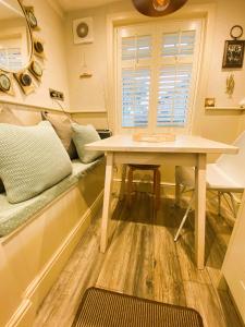 Beautiful Immaculate Aldeburgh cottage, sunny outdoor space, free parking - longer term stays welcome