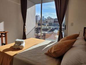 Estudio luminoso con balcón cerca de UADE y Favaloro