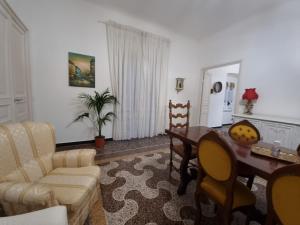WOW HOME - 175 mq - posteggio privato - davanti porto traghetti - fino a 10 posti letto