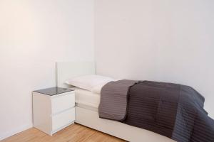 Exclusive 2-room souterrain apartment