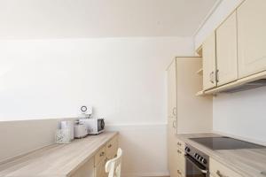 Exclusive 2-room souterrain apartment