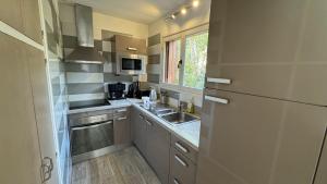 Appartement EST classé 3 étoiles au 1er étage dune maison avec jardin dans un quartier calme