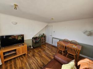 Avondale,2 bed lakeside on the Promenade, free parking & wifi