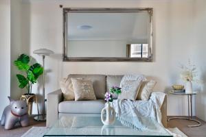 Vintage Charm 3BR Abode - Views丨 Parking丨Gym丨 Pool