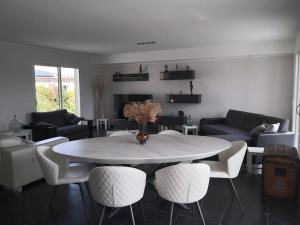 Villas spacieuse, lumineuse villa avec piscine : photos des chambres