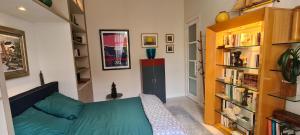 Suite indépendante avec 1 chambre et 1 bureau