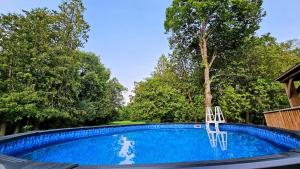 La Datcha 20 Acres Private Spa, with Pool, Jacuzzi & Wood Burning Sauna