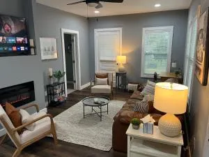 Mid Century 1/4 mile to Downtown Main Street - breweries, coffee, dining, shops - Chesterfield