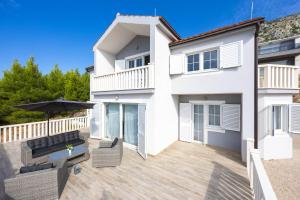 Villa Lea with a beautiful view and swimming pool