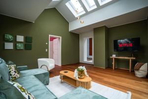 Designhaus - WHIRLPOOL - TERRASSE - GARAGE - 10 PERSONEN - AUFZUG - KÜCHE - FAMILIENFREUNDLICH - WIFI - NETFLIX