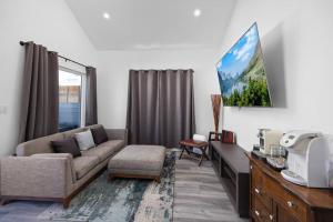 Luxury Home Steps from Sofi Forum YouTube Theater