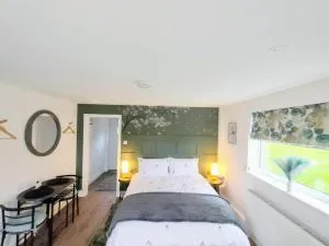 Robin's Nest Guestroom - Wrangle