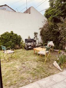 Monoambiente en barrio La Perla con jardín a pocas cuadras de la playa