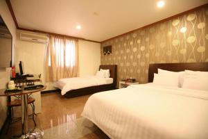 Phòng Hai Giường Đơn Loại Sang (Deluxe Twin Room)