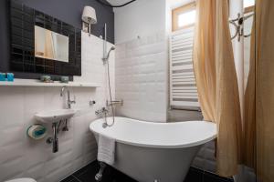 Old Town Colourful Apartment by BookingHost