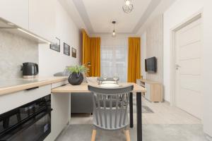 Ideal Apartment for Remote Work with Furnished Balcony and Parking by Renters