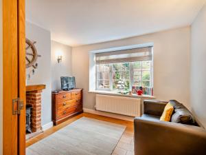 3 Bed in Weybourne KT144