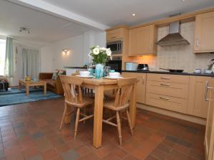 2 Bed in Charmouth DC077