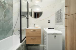 Stylish Two Bedroom Apartment with Parking Near Lake Malta in Poznań by Noclegi Renters