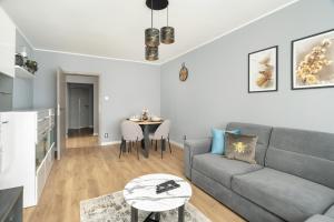 Stylish Two Bedroom Apartment with Parking Near Lake Malta in Poznań by Renters