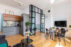 Wilcza Atmospheric Apartment in the Center of Warsaw by Rent like home