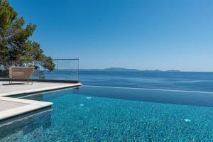 Fabulous Villa Sansarea with a pool near the sea