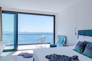 Fabulous Villa Sansarea with a pool near the sea