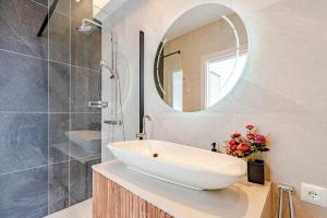 Fabulous Villa Sansarea with a pool near the sea