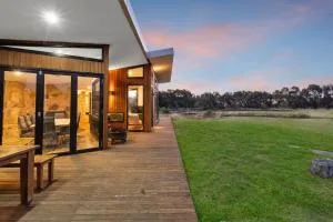 Unique and Modern Farm Stay with Pool and Foosball and Yard - Enfield