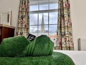 Cathedral Views Period Townhouse w/ Free Parking - Shootend