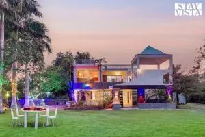 StayVista's Palm Perle Villa - Pet-Friendly Retreat with Terrace, Lawn & Pool Table - Phanda
