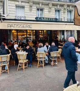 Au pied de la tour Eiffel Trocadéro