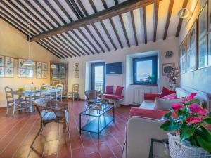 Apartment Trilocale Casa nel Castello by Interhome