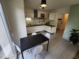 Appartements Appt 2 chambres au calme - jardin prive - Metro D, Eurexpo, Groupama Stadium : photos des chambres