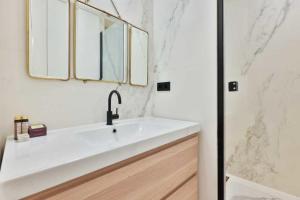 Central Apartment Tronchet 1D