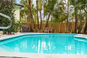Tropical Oasis with Heated Pool - Aberdeen