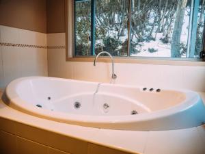 Snow Fall Lodge at Falls Creek - Incredible Views