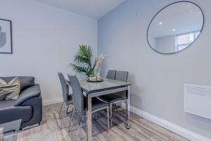 Stunning Three Bedroom Townhouse In The Jewellery Quarter, Birmingham City Centre Sleeps 5- Free Parking