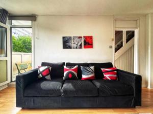 Tom Place in Mile End - 2 Double Beds, 1 Bunk Bed, Max 6, Spacious, Ideal for Families