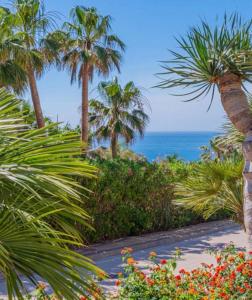 La Cala gorgeous 2 bedroom apartment with stunning gardens, pools and sea views